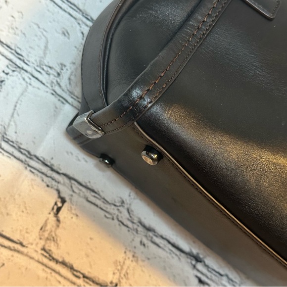 Coach Swagger - Picture 5 of 15